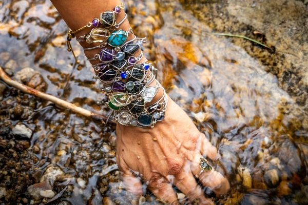 porter-plusieurs-bracelets-pierres-sur-soi