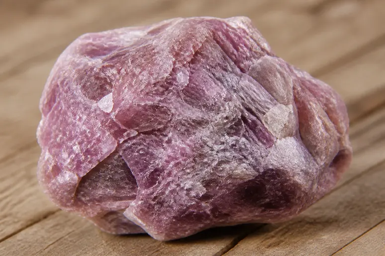 Fragment brut de lépidolite montrant ses feuillets roses et violets brillants