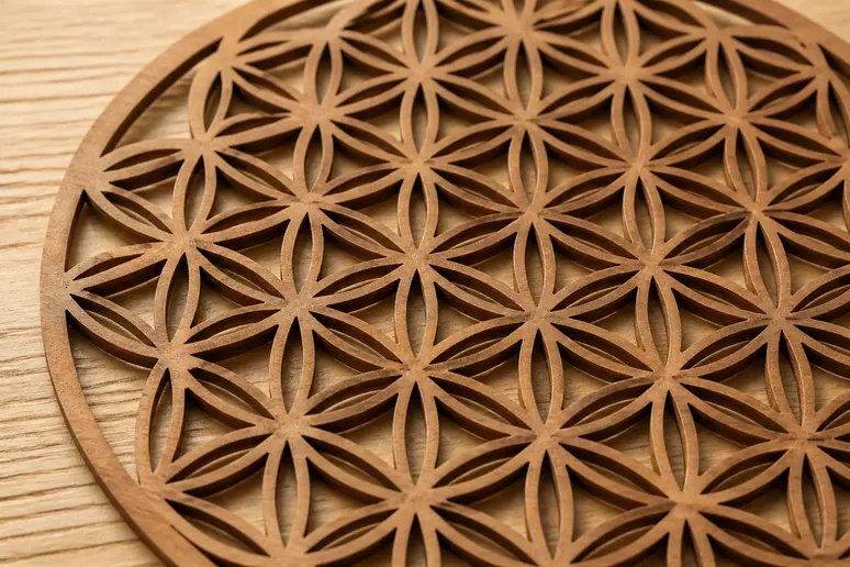 Tracé géométrique complexe gravé au laser sur une plaque de bois clair avec une grande précision.