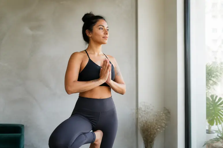 Pratique de la posture arbre concentration avec le regard fixé sur un point fixe pour l'équilibre