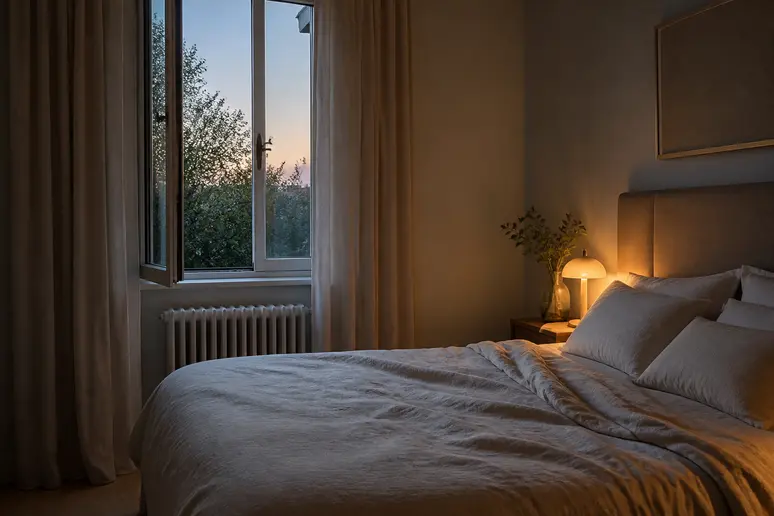 Chambre à coucher calme avec éclairage tamisé et literie soignée pour favoriser le sommeil